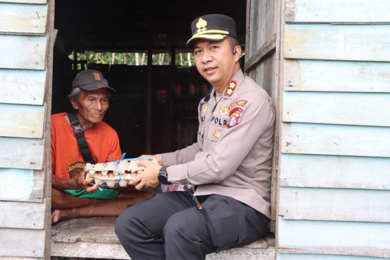 AKBP Iqbal Sengaji Juga Serahkan Bantuan Sembako