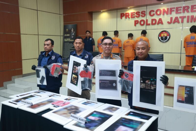 Polda Jatim Amankan, 4 Orang Admin dan Anggota Group WA Gay di Surabaya