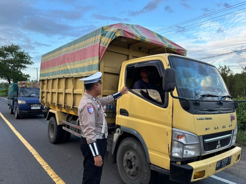 Anggota Satlantas Polres Pulang Pisau, Memberi Teguran Kepada Pengemudi Yang Tidak Menggunakan Sabuk Pengaman dengan baik