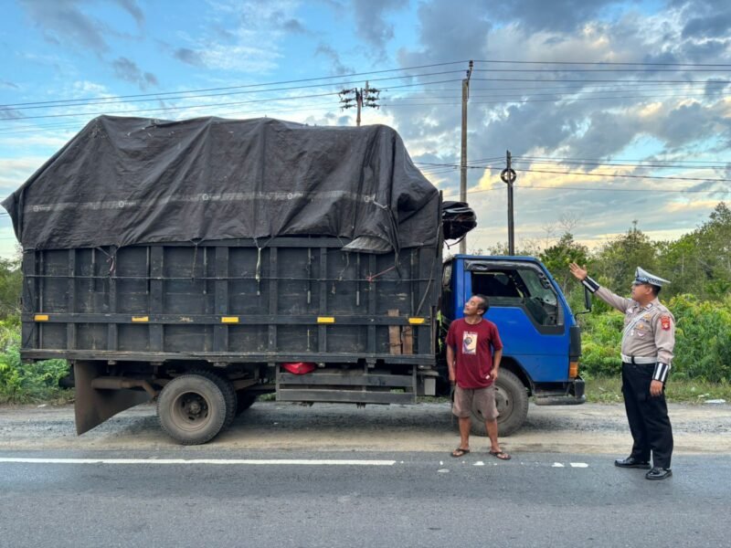 Satlantas Polres Pulang Pisau, Berikan Teguran kepada Sopir Angkutan yang Bawa Muatan Melebihi Kapasitas