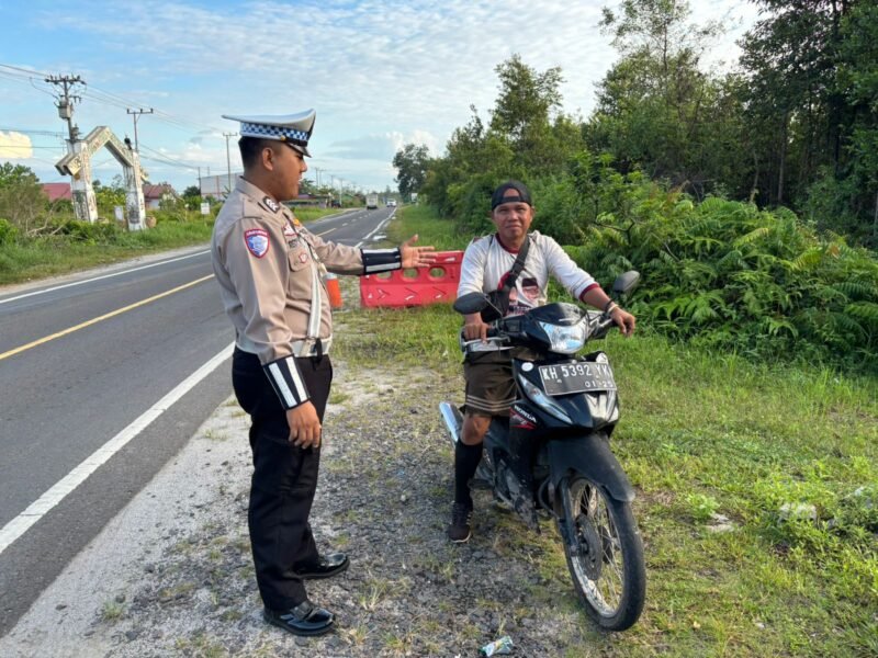 Satlantas Polres Pulang Pisau Berikan Pembinaan Kepada Pengendara Yang Tidak Memakai Helm