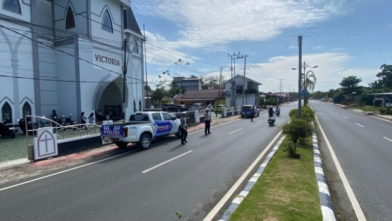 Turun Laksanakan Pengaturan Arus Lalu Lintas Di Depan Gereja