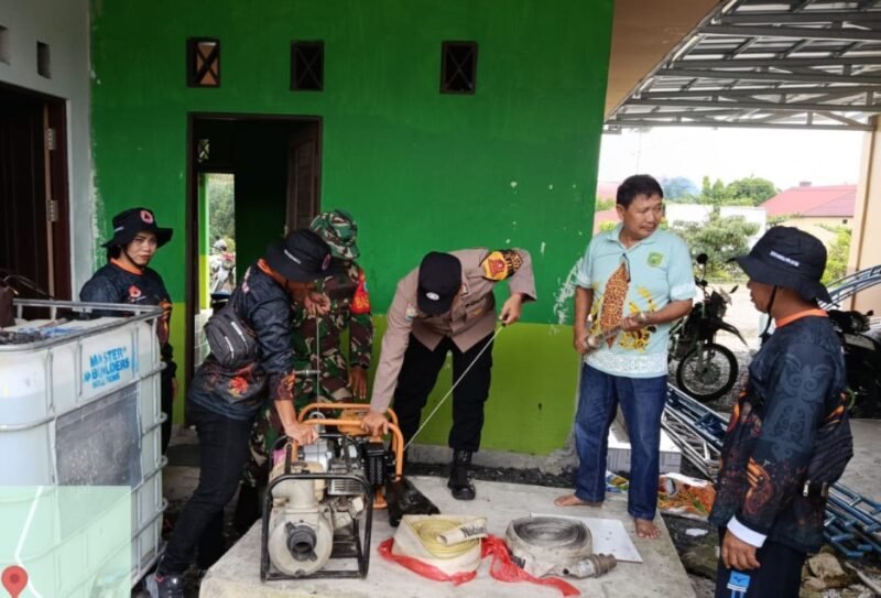 Bhabinkamtibmas Polsek Banama Tingang Cek Sarpras di Desa Binaan
