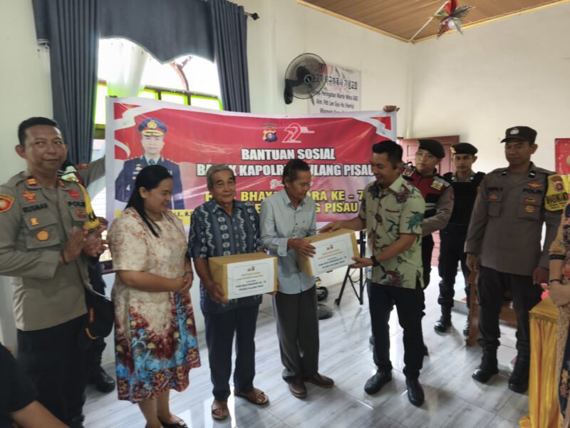 Kapolres Pulpis Salurkan Bantuan Sosial untuk Jemaat