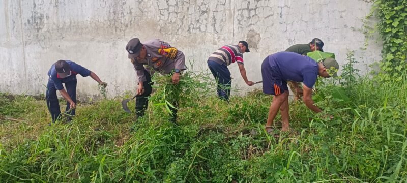 Bhabinkamtibmas Ponokawan Aiptu Iswahyudi Kerja Bakti Humanis Bersama Warga, Kapolsek Krian Apresiasi Kekompakan