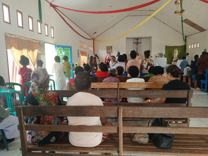 Ciptakan Rasa Aman, Satgas Yonif 611/Awang Long Melaksanakan Pengamanan Ibadah di Gereja Bintang Timur Kp. Nayaro