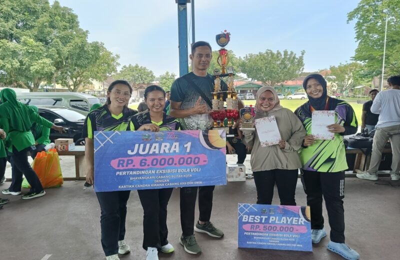 Pertandingn Persahabatan Bola Voly Persit Kodim 0808/Blitar VS Bhayangkari Polres Blitar Kota Semarakkan HKGB Ke - 73