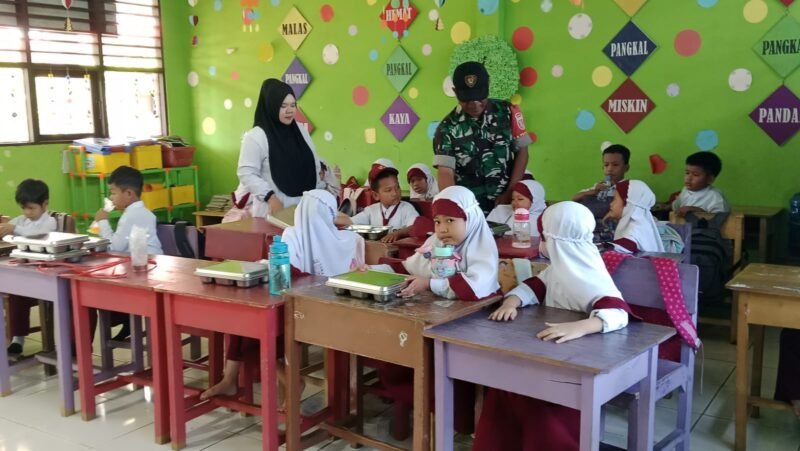 Babinsa Barabai Dampingi Penyaluran Makanan Bergizi untuk Ribuan Pelajar di Hulu Sungai Tengah