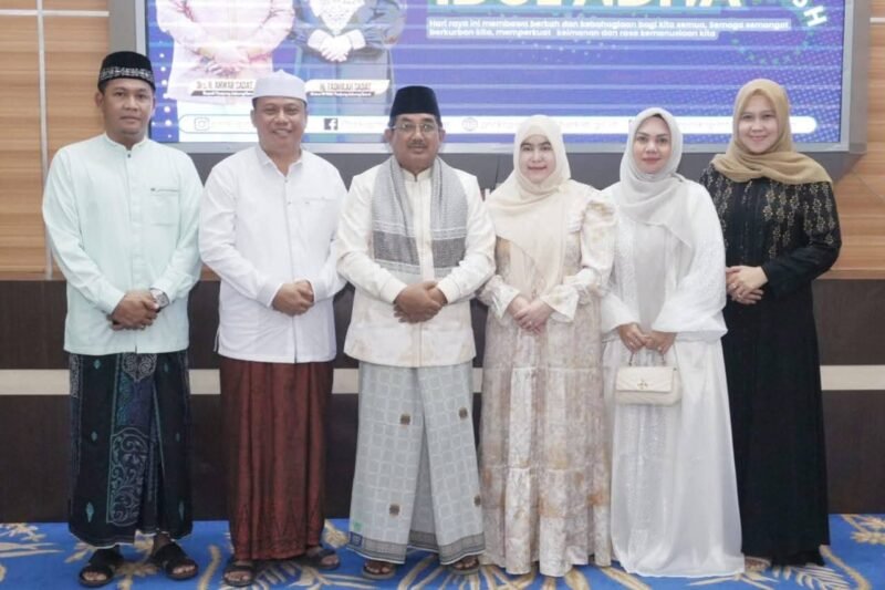 Bupati Anwar Sadat usai sholat idul adha di masjid AL Anwar Gelar Open House, tdi rumah dinas