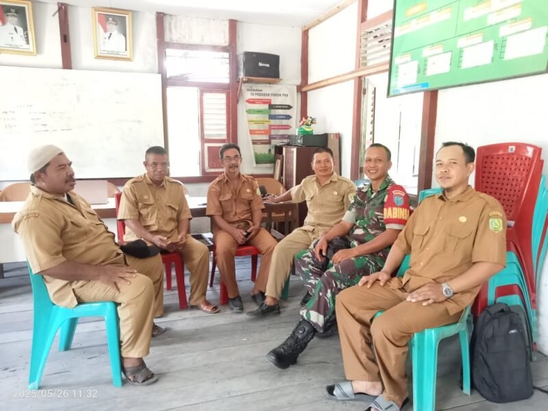 Jalin Silaturahmi Anggota Koramil 1208-04/Jawai Komsos Bersama Perangkat Desa