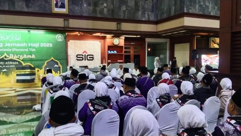 Babinsa Koramil 0817/07 Kebomas Amankan Kedatangan Jama’ah Haji Keluarga Besar Semen Indonesia