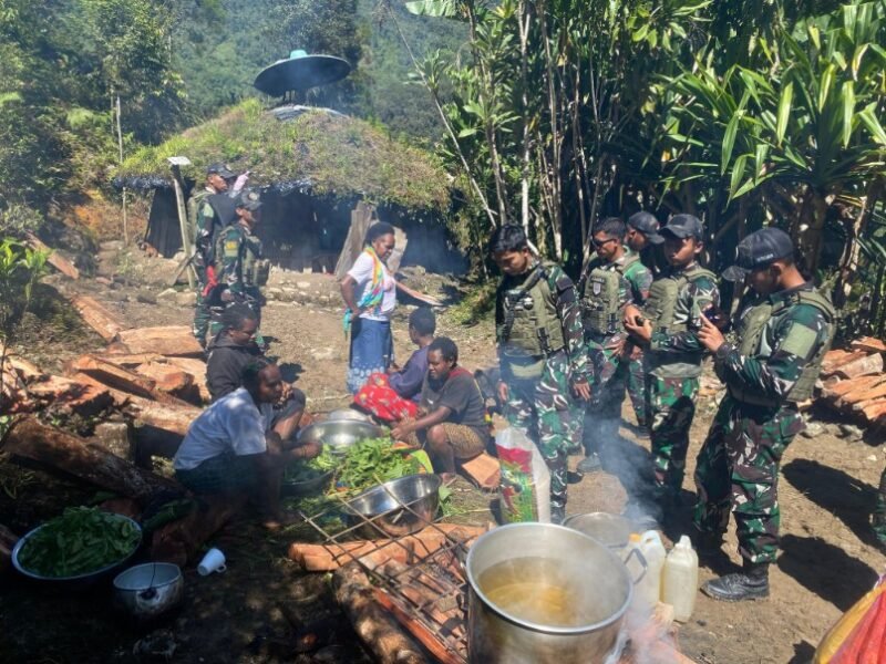 Kepedulian Kepada Warga, Satgas Yonif 611/Awang Long Melaksanakan Anjangsana Kerumah Duka