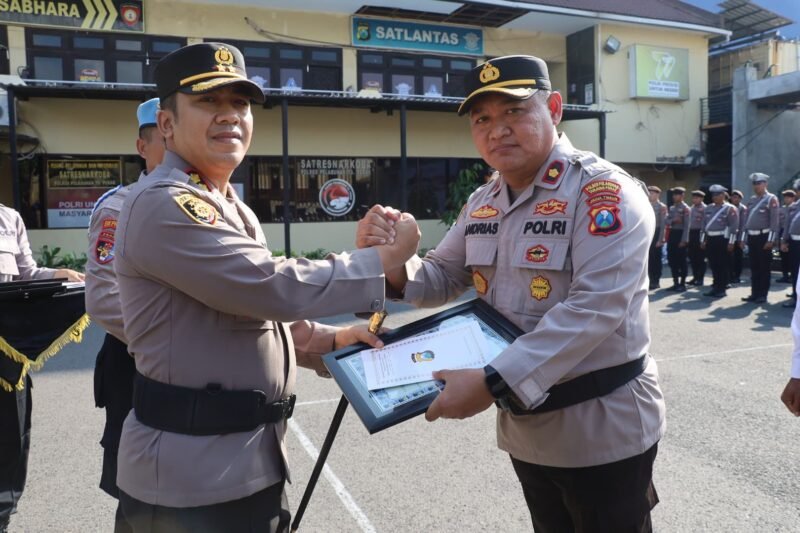 Wujud Apresiasi Kinerja dan Motivasi, Kapolres Pelabuhan Tanjung Perak Beri Penghargaan Anggota Berprestasi