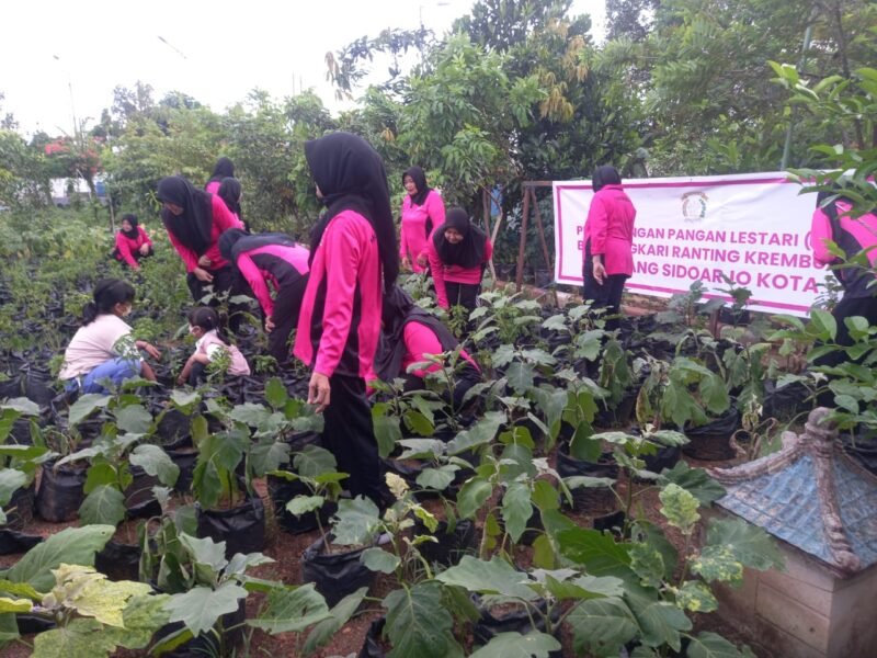 Wujud Dukungan P2L, Polsek Krembung dan Bhayangkari Turun Bareng ke Desa Lemujut
