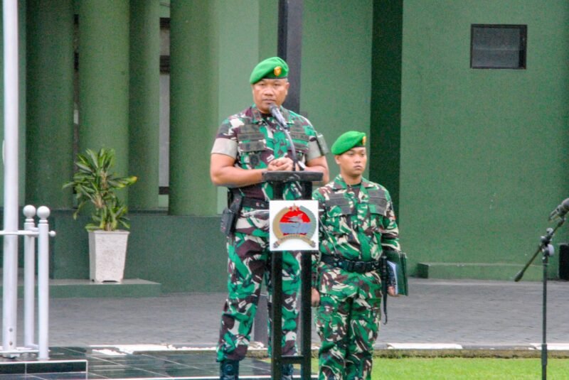 Kodim 0817/Gresik Gelar Upacara 17-an, Serka Muhadi Raih Penghargaan Prajurit Berprestasi dari KASAD
