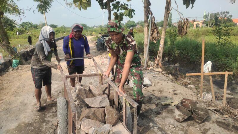 Babinsa Koramil 0817/03 Kedamean dan Warga Gelar Karya Bakti pengerjaan Tanggul Penahan Tanah di Desa Ngepung