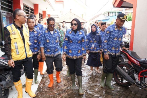 Wabup Mimik Idayana Sidak ke Lokasi Banjir di SMPN 2 Tanggulangin
