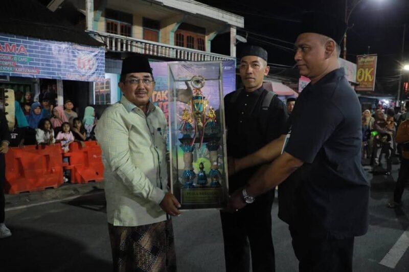 Bupati Anwar Sadat di dampingi ketua TP-PKK Hj Padilah Sadat Resmi Buka Festival Takbiran Idul Adha 2025 di Kuala Tungkal