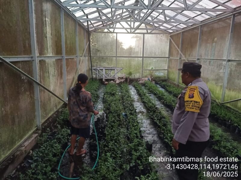 CEGAH GANGGUAN KAMTIBMAS DAN JALIN SILATURAHMI, BHABINKAMTIBMAS FOOD ESTATE SAMBANGI WARGA DESA BINAAN