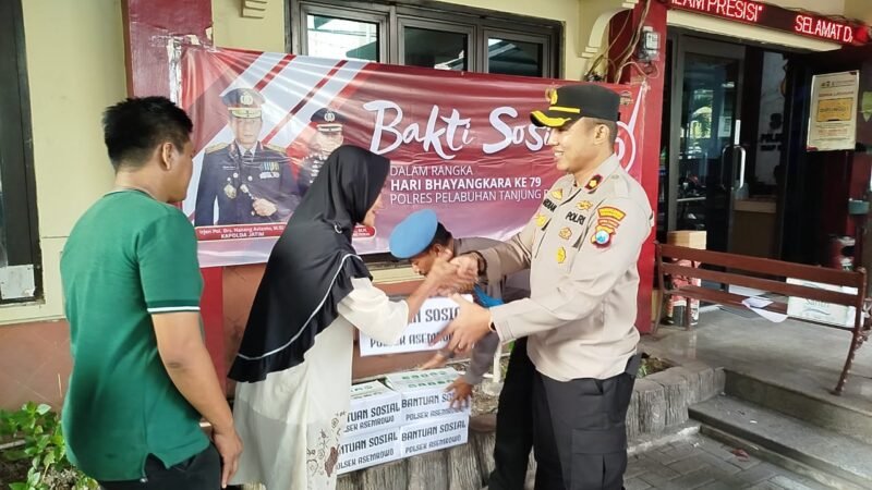 Sambut Hari Bhayangkara ke-79, Polsek Asemrowo Gelar Bhakti Sosial untuk Warga