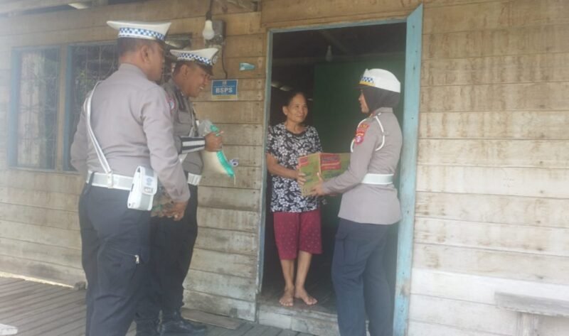 Polri Peduli, Satlantas Polres Pulang Pisau Bagikan Bansos kepada Warga yang Membutuhkan
