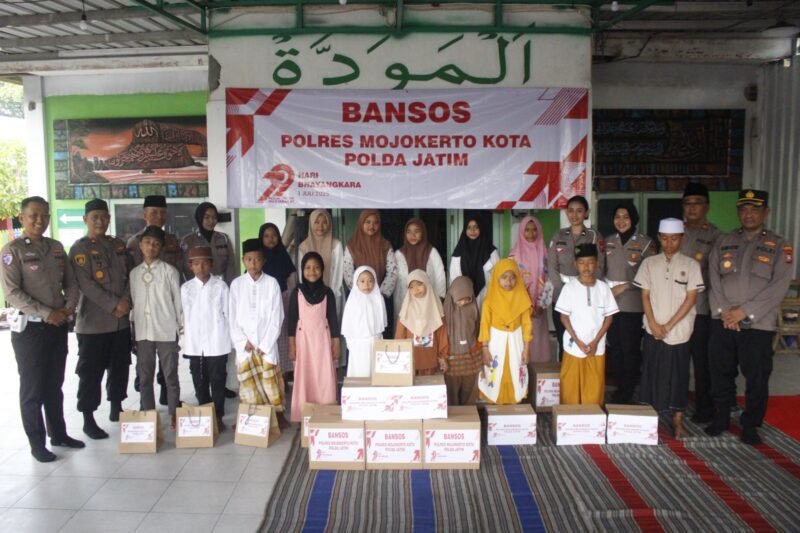 HUT Bhayangkara, Polres Mojokerto Kota Berbagi Ke Panti Asuhan