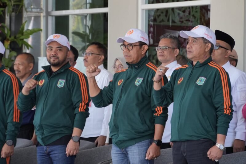 Foto: Walikota dan Wakil Walikota Batu di dampingi Ketua DPRD Batu, Melepas kontingen Batu dan Offisial Kejurprov Jatim IX 2025. Di Balai Among Tani Kota Batu.