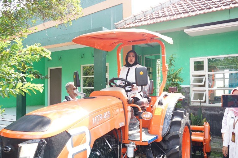 Berkunjung ke Porong, Wabup Mimik Idayana Pastikan Bantuan Alsintan Tepat Sasaran