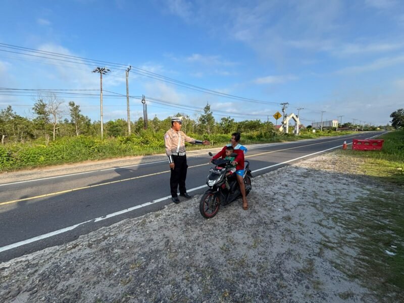 Personel Satlantas Polres Pulang Pisau, Berikan Teguran Kepada Pengendara Motor Yang Tidak Memakai Helm