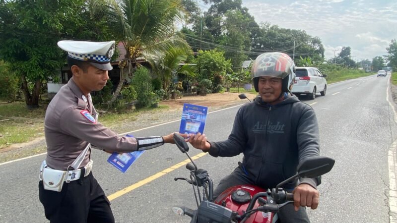 Personel Lantas Memberikan Himbauan Dan Pembagian Brosur Kamseltibcarlantas