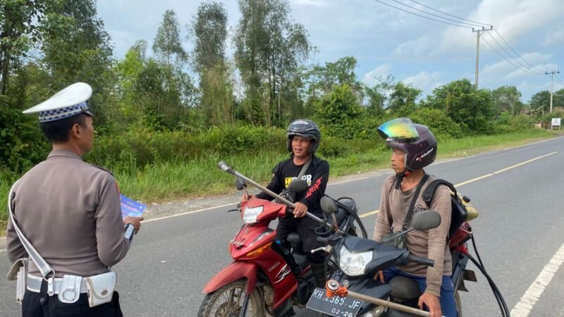 Sat Lantas Polres Pulang Pisau Laksanakan Himbauan Kamseltibcarlantas Secara Humanis untuk Cegah Kecelakaan