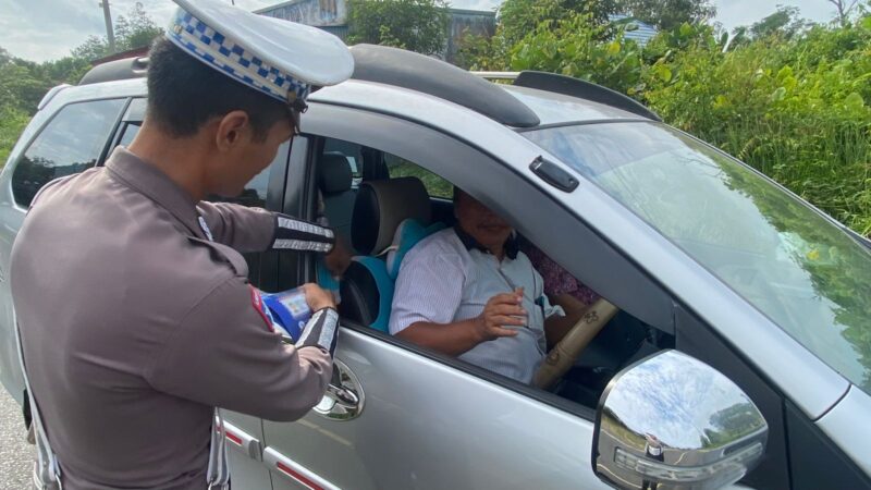 Anggota Satlantas Polres Pulang Pisau, Memberi Teguran Kepada Pengemudi Yang Tidak Menggunakan Sabuk Pengaman dengan baik