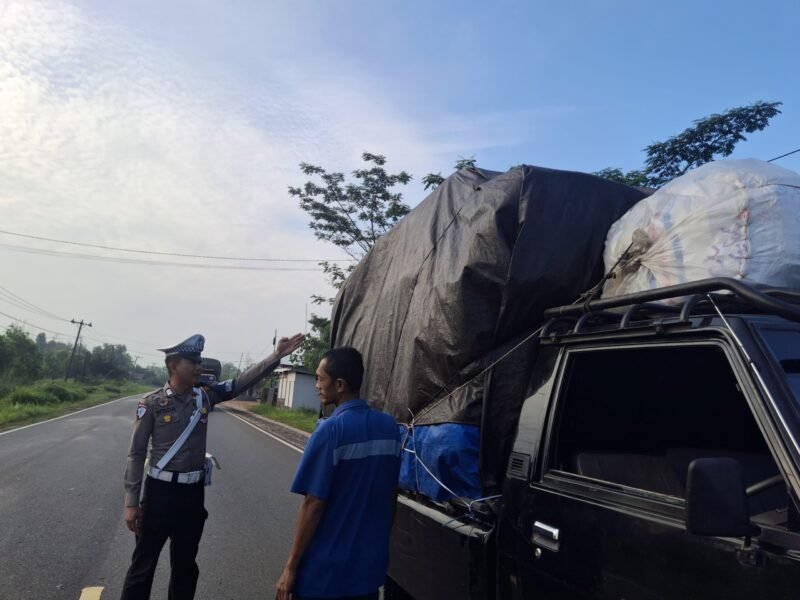 Kendaraan Overload Dicegat, Sopir Diberi Teguran