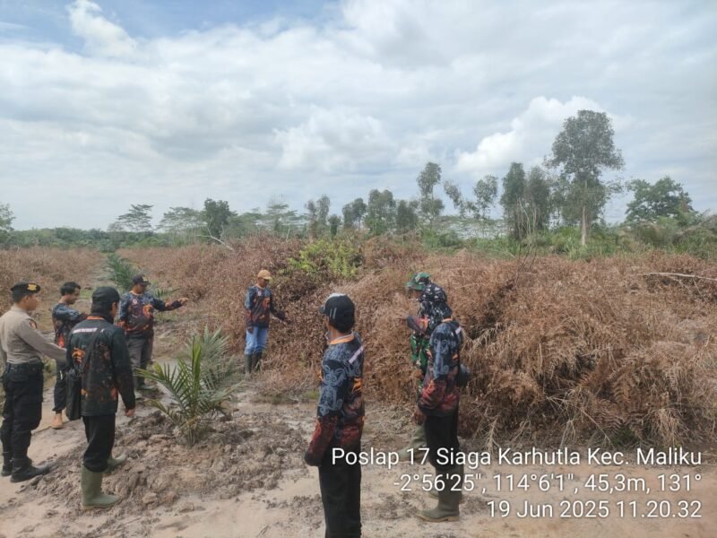 Personel Patroli Pos Lapangan (Poslap) 27 Maliku, Sampaikan Sosialisasi Larangan Karhutla Kepada Warga Masyarakat