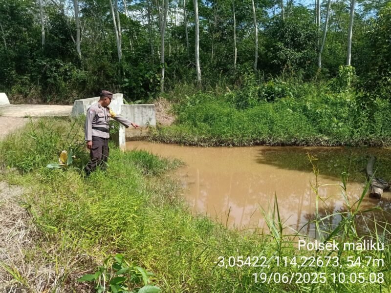 Personel Polsek Maliku Cek lokasi Parit Galian dalam rangka Monitoring Kondisi Air di Daerah Rawan Karhutla