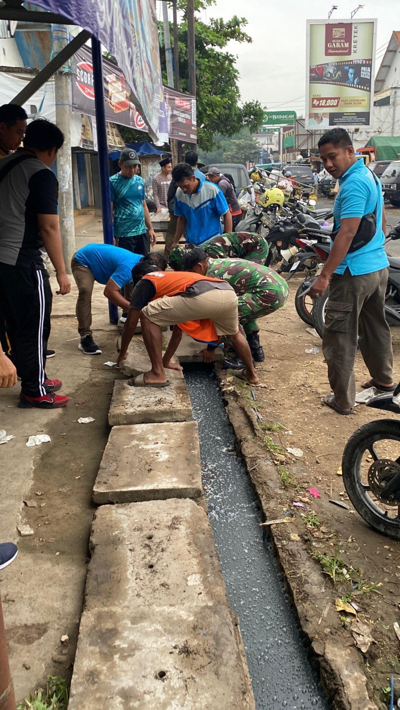 Babinsa Koramil 0829-17/Tanjung Bumi Bersama Muspika Gelar Jum’at Bersih di Sekitar Pasar Tanjung Bumi