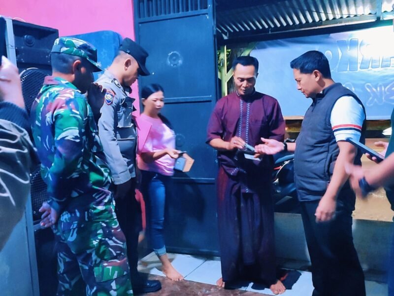 Cegah Gangguan Kamtibmas, Babinsa Duduksampeyan Patroli bersama Awasi Peredaran Miras di wilayah