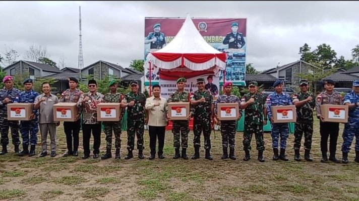 Dandim 1208/Sambas, Dampingi Waaster Panglima TNI Dan Danrem 121/Abw Salurkan Bantuan Kepada Masyarakat Perbatasan