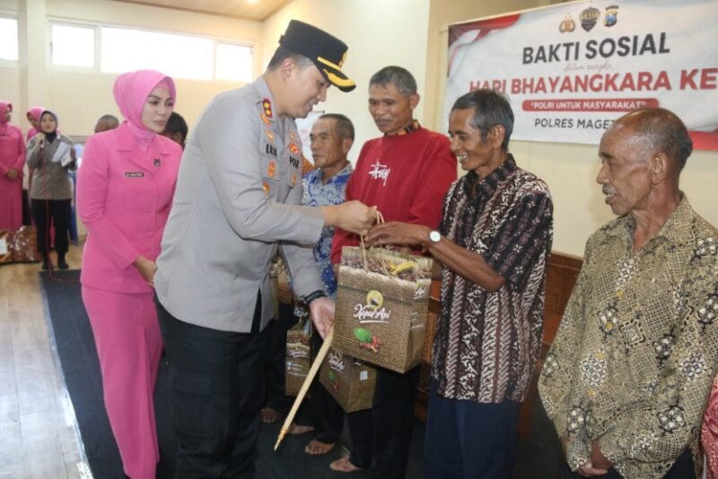 Polres Magetan Sambut, Hari Bhayangkara ke -79 Berbagi Sembako di Wihara Vimalakirti Genilangit Poncol