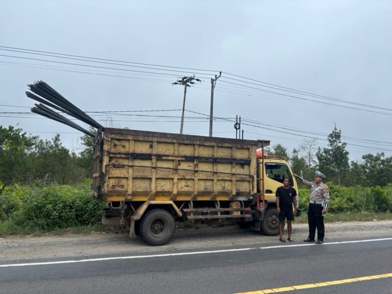 Satlantas Polres Pulang Pisau Berikan Teguran kepada Sopir Angkutan yang Bawa Muatan Melebihi Kapasitas