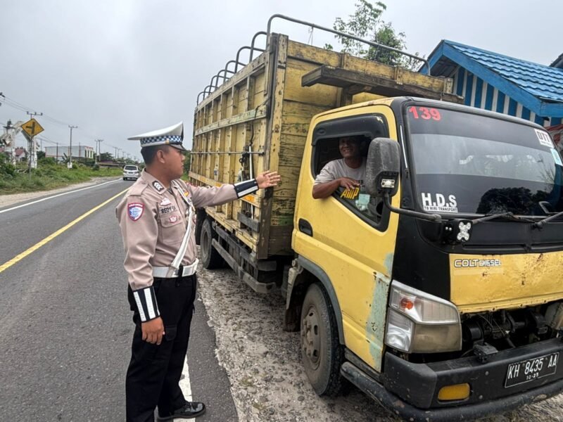 Anggota Satlantas Polres Pulang Pisau, Memberi Teguran Kepada Pengemudi Yang Tidak Menggunakan Sabuk Pengaman dengan baik