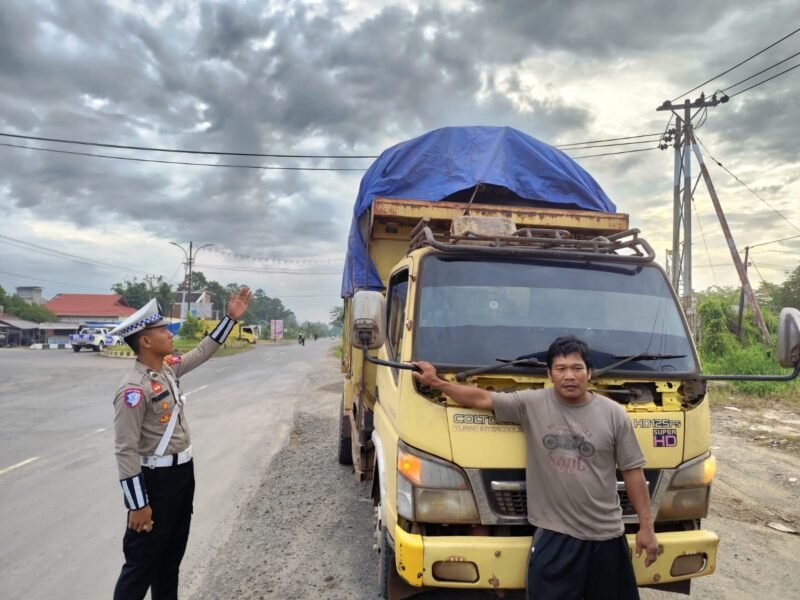 Satlantas Polres Pulang Pisau Tegur Pengemudi Kendaraan Kelebihan Muatan