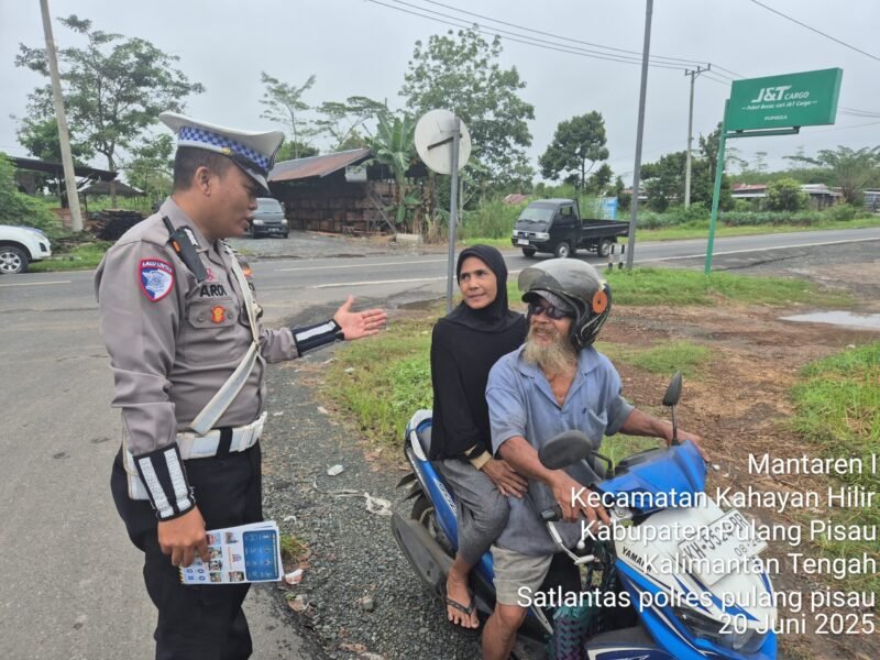 Personel Satlantas Polres Pulang Pisau, Berikan Teguran Kepada Pengendara Motor Yang Tidak Memakai Helm
