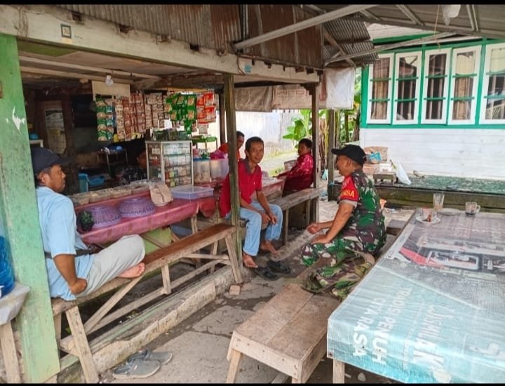 Babinsa Labuan Amas Utara Perkuat Kemanunggalan TNI-Rakyat Melalui Komsos di Hari Libur