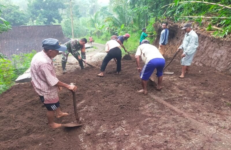 Minggu Bersih Babinsa Banjarsari Bersama Warga Gelar Kerja Bakti, Bersihkan Lingkungan Dan Akses Jalan Kampung