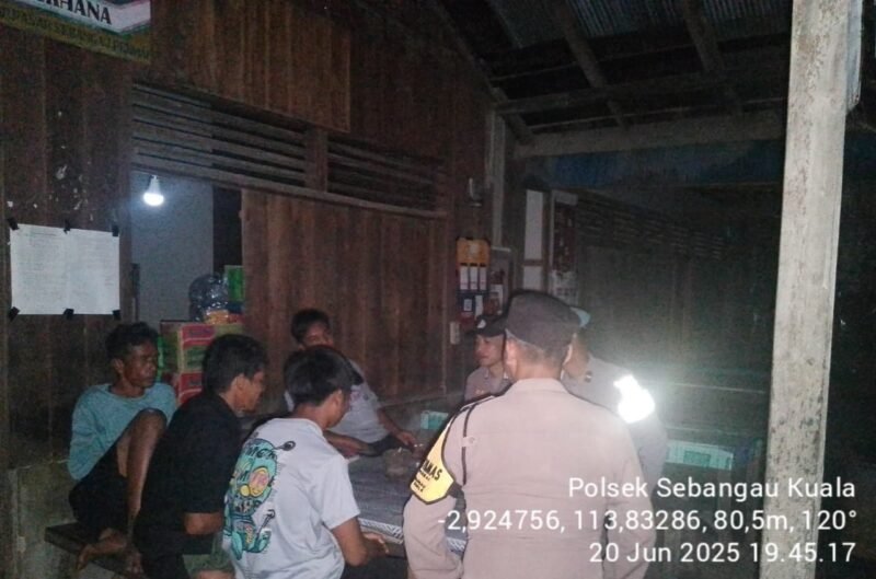 Polsek Sebangau Kuala Aktif Sambangi Warga di malam hari
