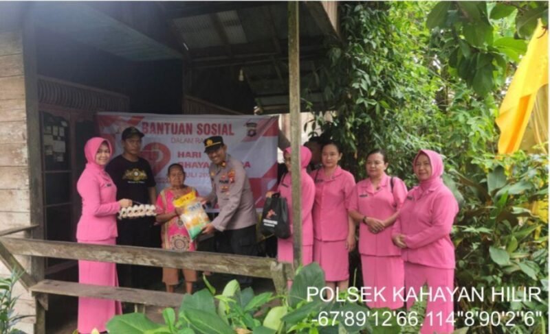 Dalam Rangka HUT Bhayangkara ke-79, Polsek Kahayan Hilir Salurkan Bantuan Sembako ke Desa Mantaren