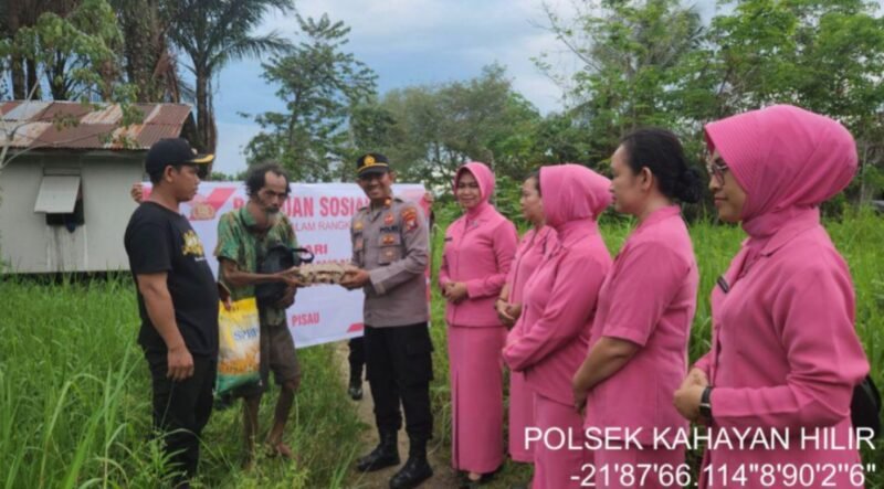 Sambut HUT Bhayangkara ke-79, Polsek Kahayan Hilir dan Bhayangkari Gelar Bakti Sosial Berbagi Sembako untuk Warga Yang Membutuhkan