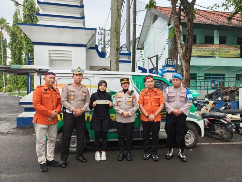 Masyarakat Sampang, Manja Oleh Kapolres dan Instansi Lainnya di Alun alun Tronojoyo