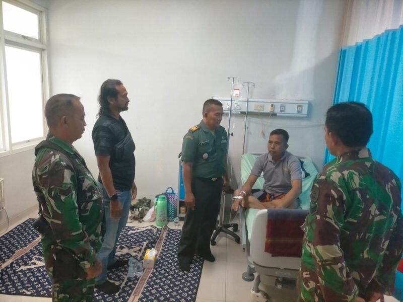 Jenguk Anggota Sakit, Danramil Labuan Amas Utara Beri Dukungan Moril